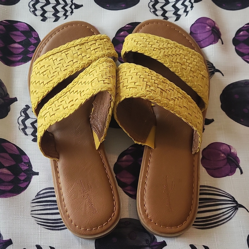 Women's size 9.5 Universal Thread yellow leather basket weave sandals